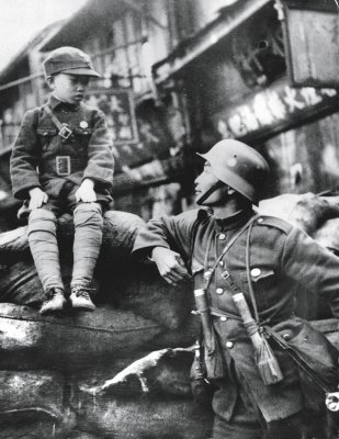 抗战期间,一名中国守军与一名中国童子军的合影