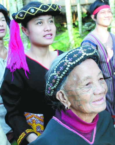 至今仍有一些年长的黎族妇女保留着纹身习俗